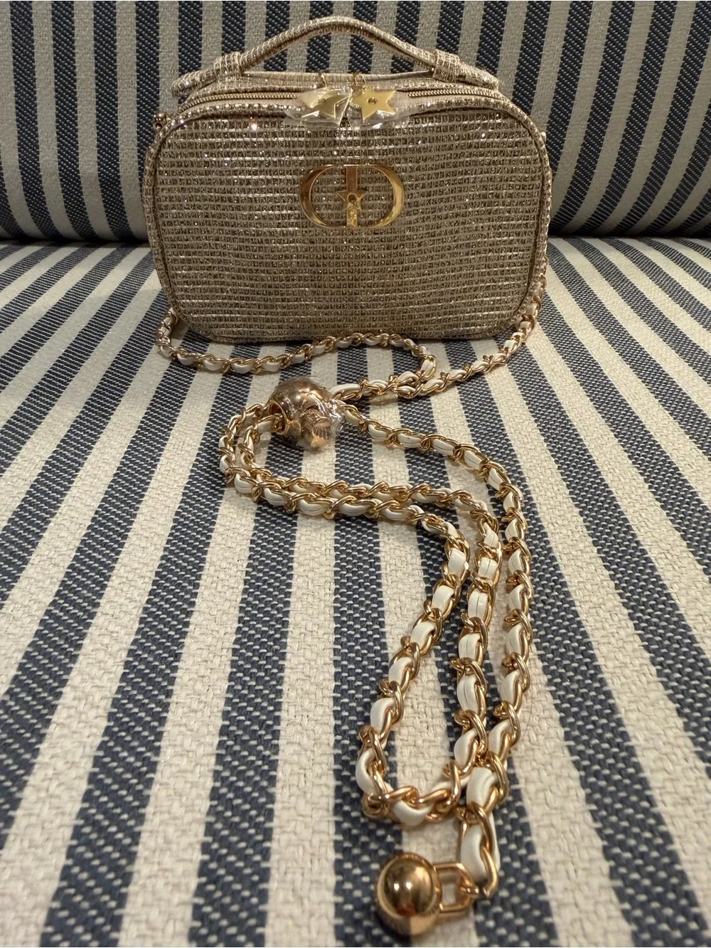 DIOR Beauty”CD” Gold 🏆 Metallic Vanity Case with Top Handle. c/w Chain Strap🏆❤️